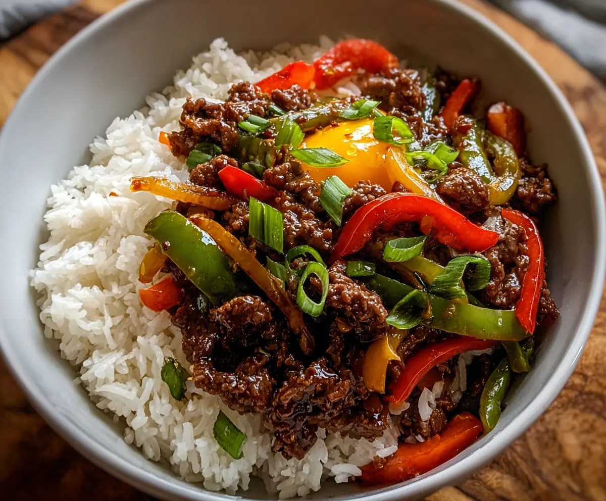Delicious beef and pepper rice bowl with colorful vegetables and savory sauce